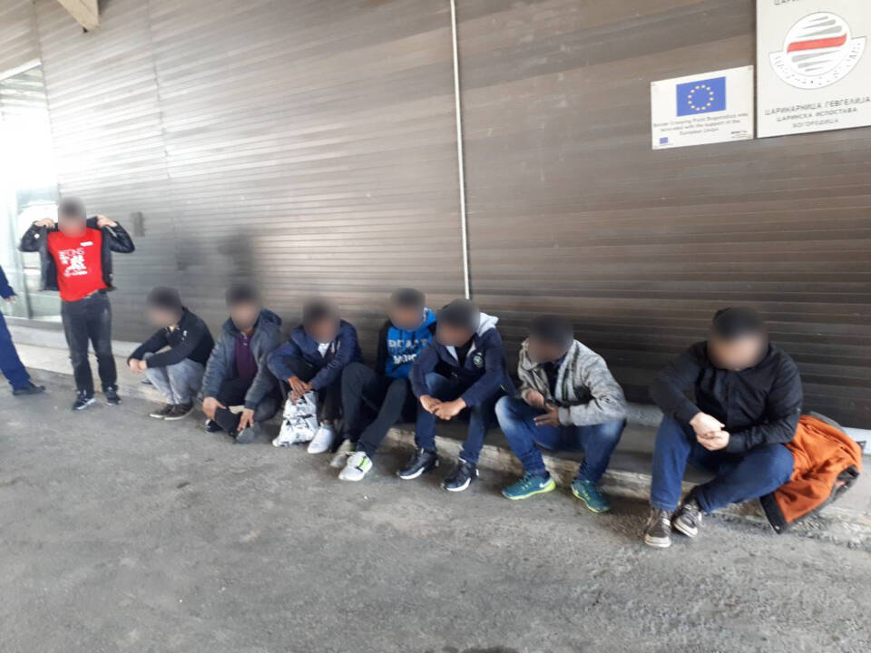 Кај Миравци приведени двајца скопјани, во возилото пронајдени петмина мигранти