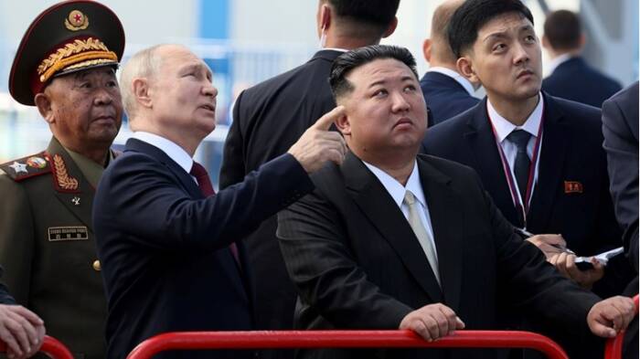Ким Џонг-ун ја посети руската фабрика за авиони: Му беа покажани „Су-35“ и „Су-57“