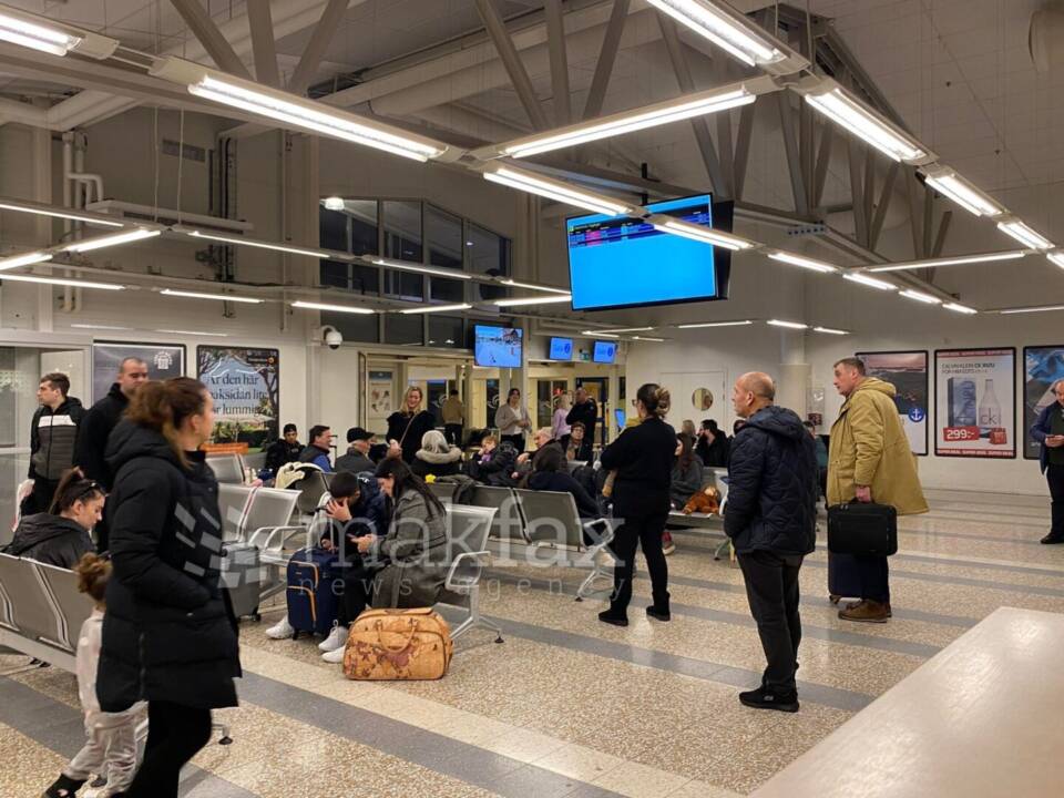 На скопскиот аеродром приведени деветмина турски државјани со лажни документи