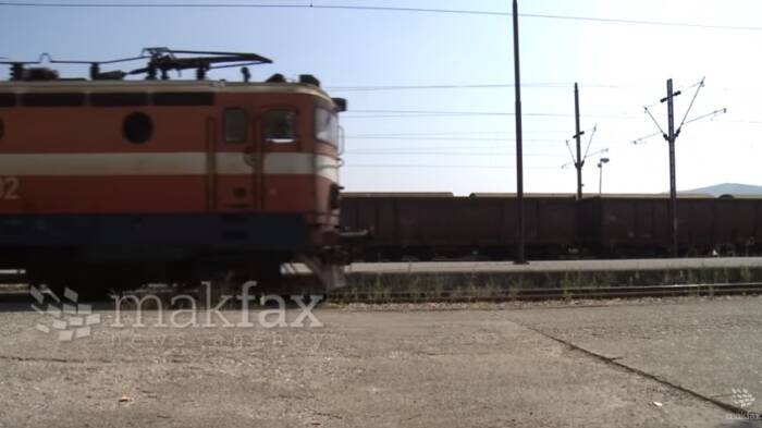 Не сообраќаат возови на релација Скопје-Битола, во пожар изгореа 1.000 прагови од пругата