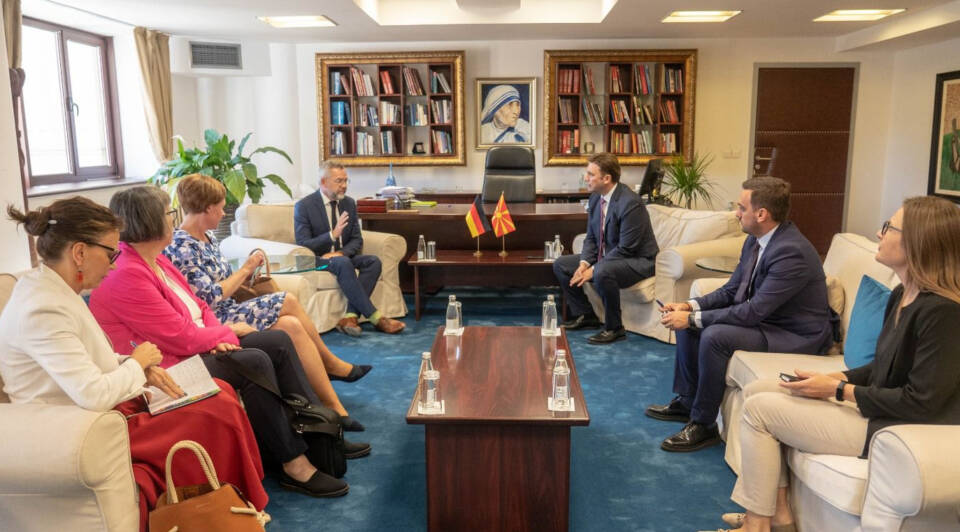 Османи- Рот: Северна Македонија, со усвојувањето на уставните измени, ќе остане на прав пат кон ЕУ