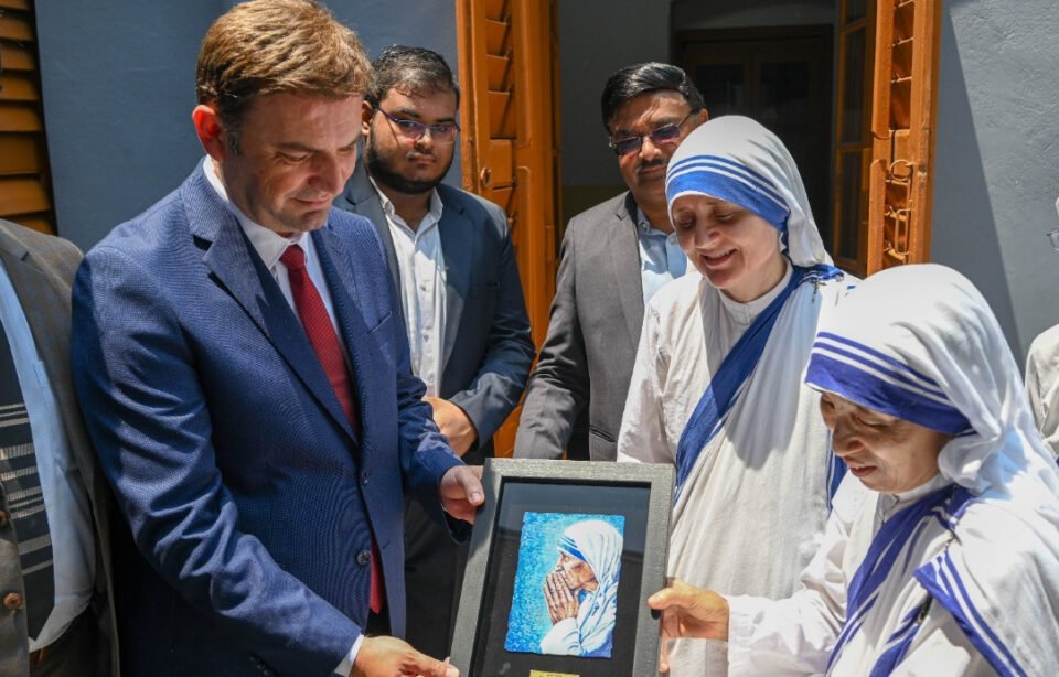 Османи положи цвеќе на гробот на Мајка Тереза:  Го продолжуваме заветот на Мајката на милосрдието за љубов и разбирање