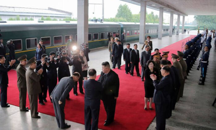 Розови кожени фотелји, подови отпорни на бомба: зелениот воз на Ким Џонг-ун се движи бавно како полжав со причина