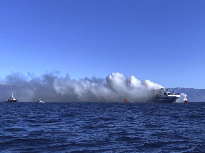 Се запали траект во море, спасени 177 луѓе: на бродот имало и мигранти, итно реагирала италијанската полиција