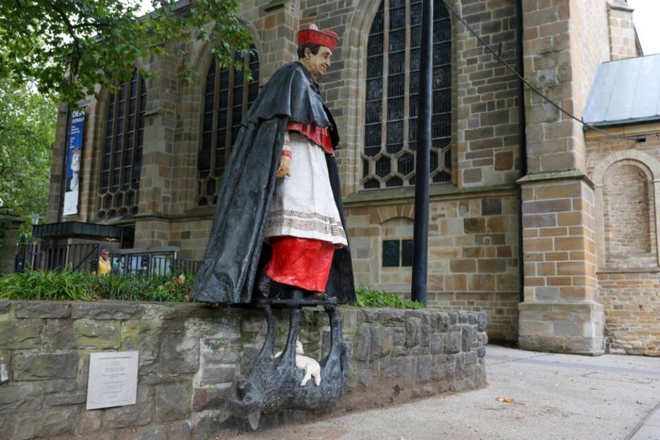 Статуата на германскиот кардинал обвинет за сексуални вознемурувања отстранета од плочата пред катедралата