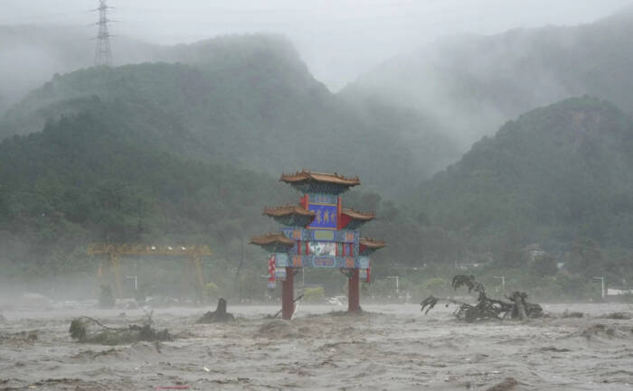 Тропска бура донесе поплави во Кина: две лица загинаа, а едно исчезна во провинцијата Фуџијан