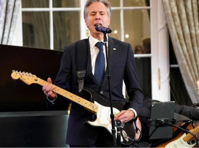 (Видео) Американскиот државен секретар Блинкен свири на гитара и пее: Не можев да ја пропуштам можноста да ги комбинирам музиката и дипломатијата