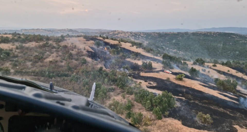 (Видео) Хеликоптерската единица за полициски намени при МВР исфрли 20 тони вода и го локализираше пожарот над Катланово