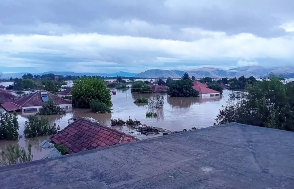 (Видео) Луѓе се качуваат по покриви за да се спасат, селата претворени во езера – над 800 спасени во големите поплави во Грција