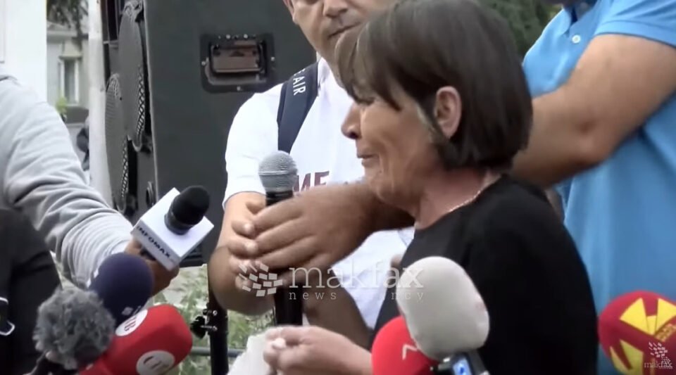(Видео) Mајка се тресеше говорејќи за смртта на синот на протестот: „Хемотерапијата не беше успешна“