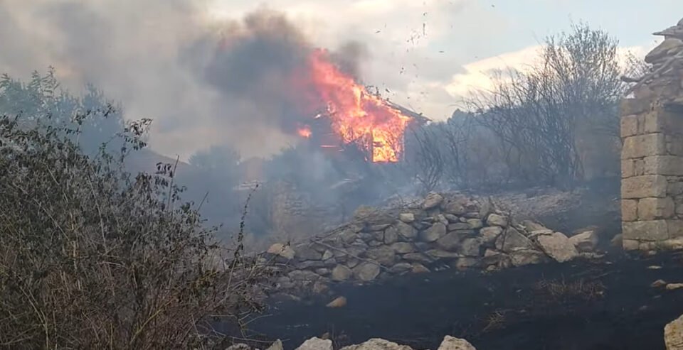 (Видео) Пожарот стигна до првите куќи во Бељаковце, изгоре дрвена куќарка во Димонце – се слушаат пукотници