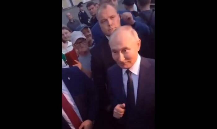(Видео) Путин го посети селото на неговото семејство: Излезе од автомобилот и ги поздравуваше луѓето