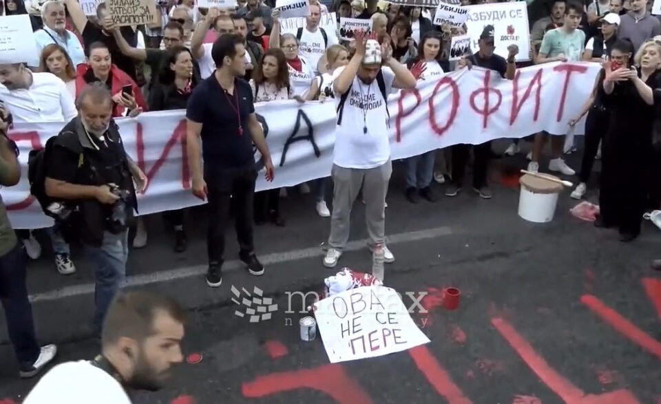 (Видео) Со црвена боја демонстрантите испишаа убијци на асфалтот пред Влада