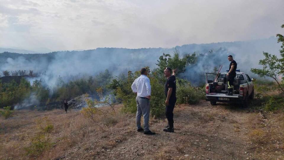 (Видео) Со помош од два ер трактори на ДЗС и полициски хеликоптер целосно изгаснат пожарот над Катланово