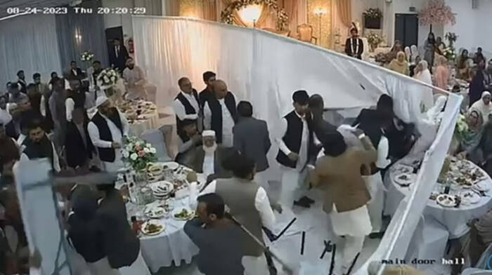 (Видео) Тепачка на свадба во Англија: гости се удирале и фрлале столици, кршеле маси, а потоа ја нападнале и полицијата