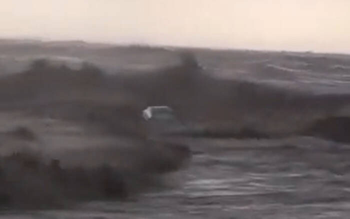 (Видео) Застрашувачки видеа од Грција: невремето однесе автомобили во морето
