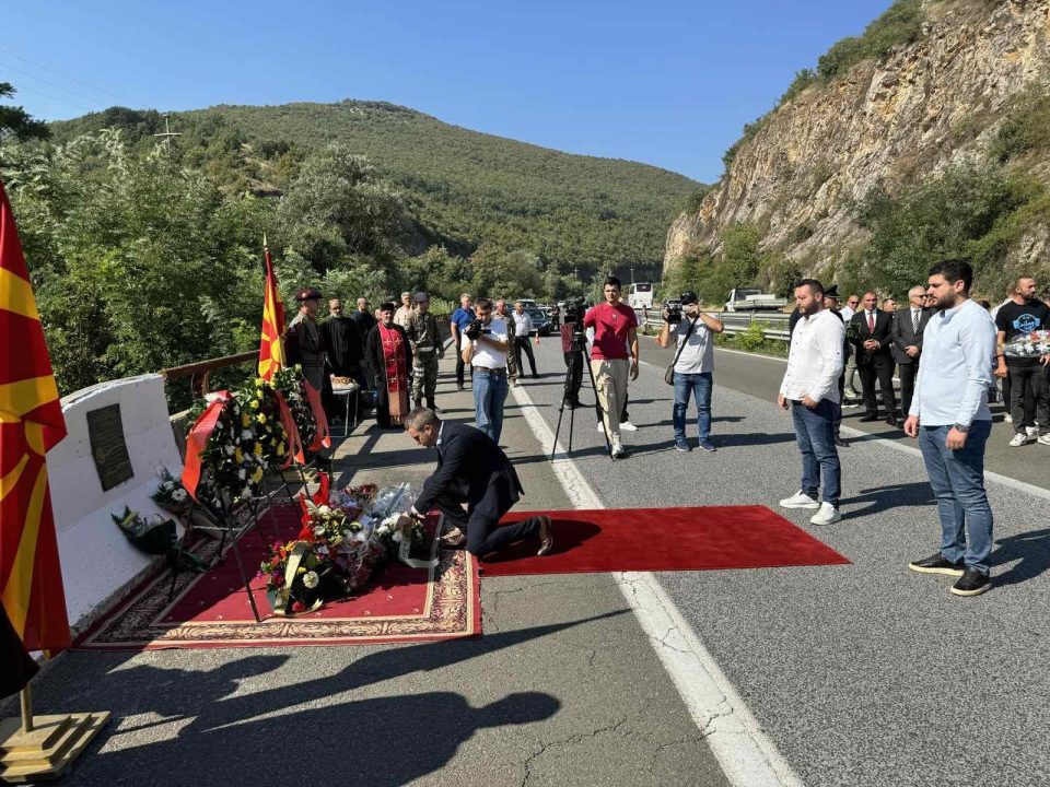 Delegacii Na Sdsm Oddadoa Pochit Na Makedonskite Braniteli Koi Zaginaa Ka Karpalak 7.jpeg