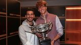 8405043 09193848 Jannik Sinner Und Giacomo Naldi Links Posieren Mit Der Trophaee Der Australian Open.jpg