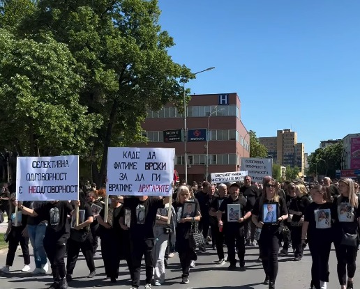Roditeli na zaginatite vo kocani pred sobranie.jpeg