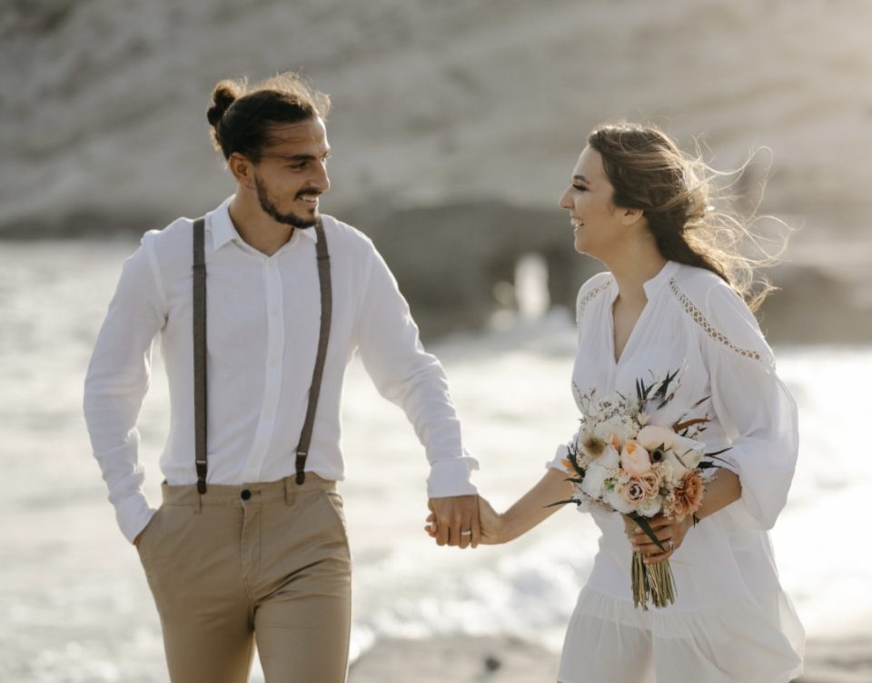 Beyaz bej sade illustratif dugun duyuru instagram gonderisi.jpeg