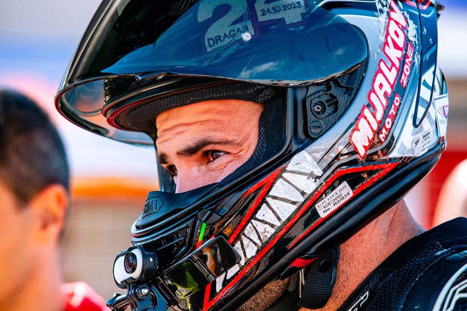 Petar mijalkov so kaciga na trka.jpg