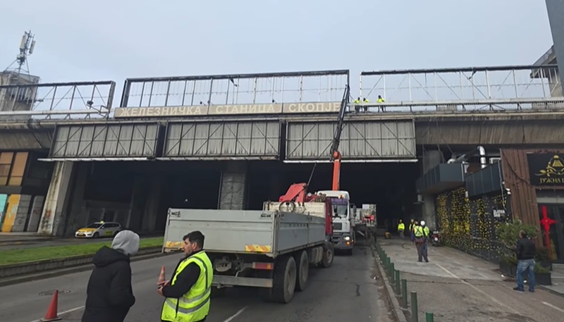 Zeleznicka stanica vo skopje simnuvawe bilbordi.jpg