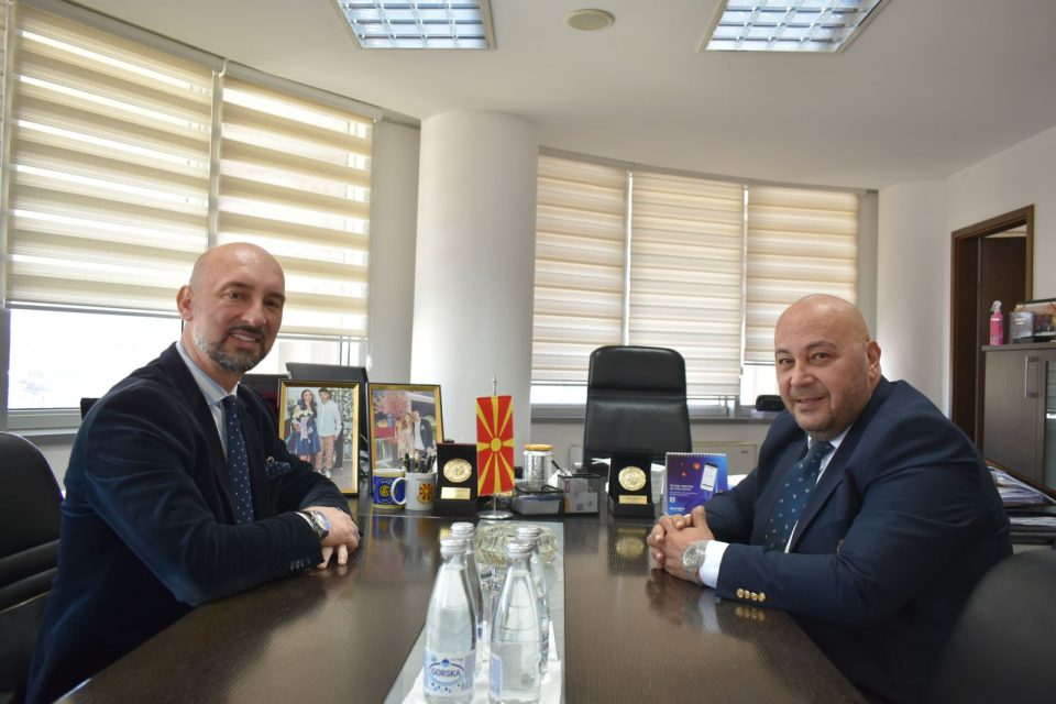 Img 1b9d7f8122e13e355d370f11e5f4bf13 v.jpg