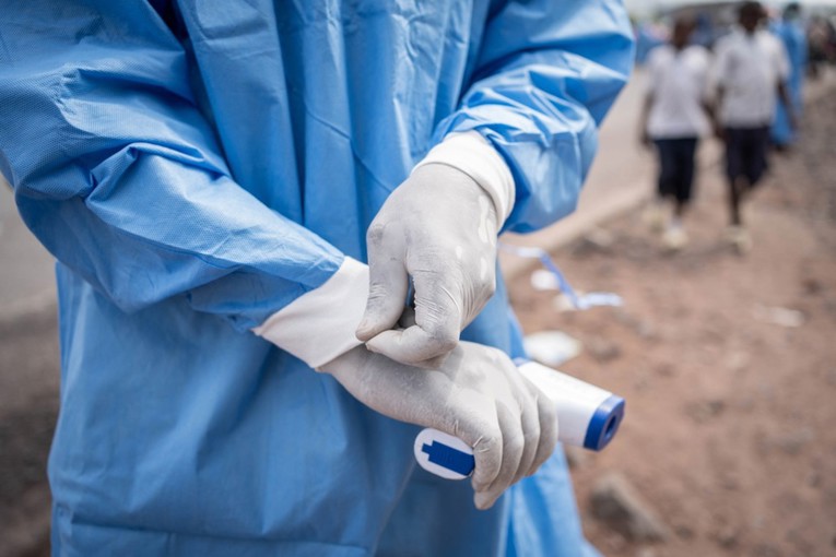 Ebola doktor.jpg